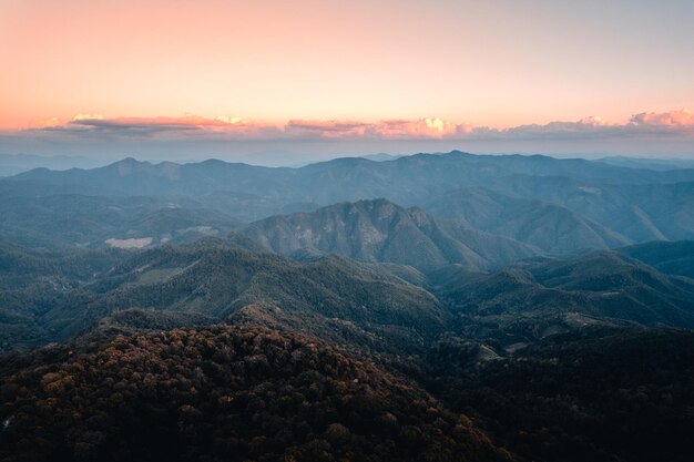 Abendlandschaft, Berge im hohen Winkel des Abends