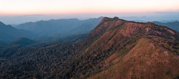 Abendlandschaft, Berge im hohen Winkel des Abends