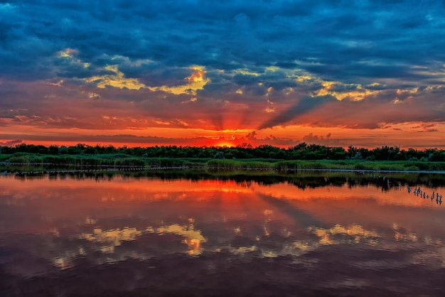 Abendlandschaft im Licht der untergehenden Sonne