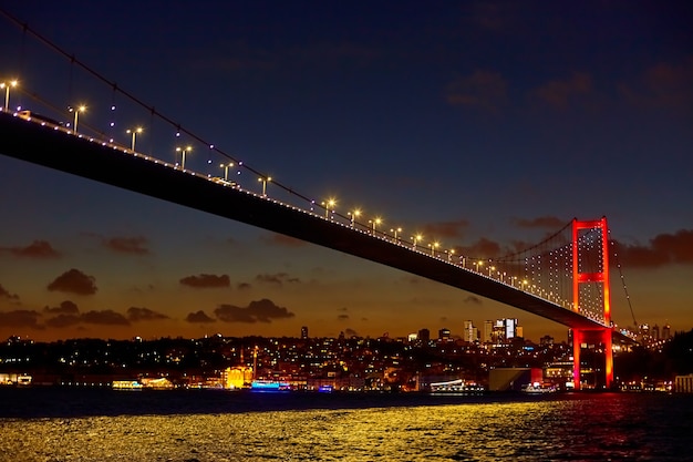 Abendliche Bootsfahrt auf dem Bosporus in Istanbul. Bosporus-Brücke, in den Nachtlichtern.