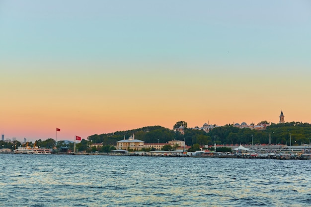 Abendliche Bootsfahrt auf dem Bosporus. Panorama von Istanbul-Ansicht von der Fähre.