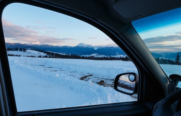 Abendlicher Blick auf den Winterbergrücken durch die Windschutzscheibe des Autos