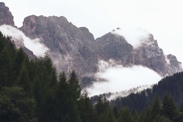 Abendlicher Blick auf die Dolomiten mit dichtem Nebel nach Regen