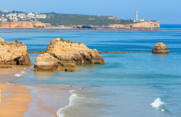 Abendlicher Sandstrand Praia dos Tres Castelos mit Felsformationen, Portimao, Algarve, Portugal. Ansicht von oben.