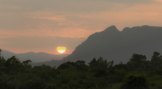Abendlicher Sonnenuntergang mit Bergblick