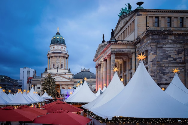 Abendlicher Weihnachtsmarkt am Gendarmenmarkt in Berlin in Deutschland in Europa im Winter. Deutsche Nachtstraße Weihnachts- und Feiertagsmesse in europäischer Stadt im Dezember.