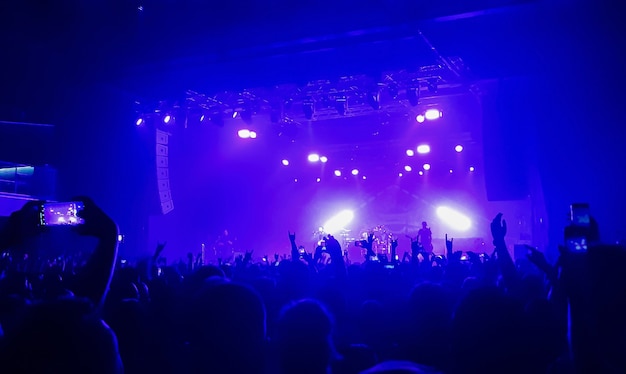 Abendliches rockkonzert vor großem publikum im club auf blauem grund