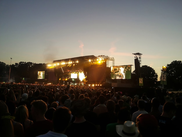 Foto abendliches rockkonzert vor großem publikum unter freiem himmel