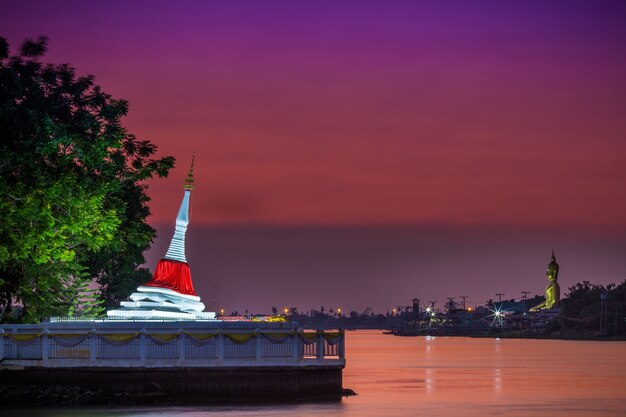 Abendlicht geneigte Pagode am Fluss Chao Phraya Wat Phramaiyikawat.