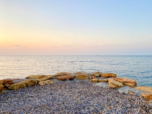 Abendlicht spiegelt sich im Wasser