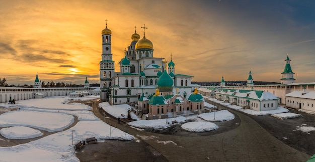 Abendlichter über den goldenen Kuppeln der Voskresensky-Kathedrale, die mit Schnee bedeckt sind Auferstehung oder Neu-Jerusalem-Kloster Region Istra Moskau