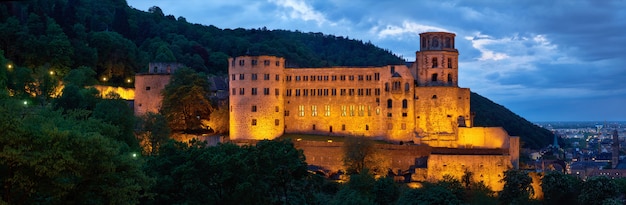 Abendpanorama von Heidelberg, Deutschland mit Heidelberg-Schloss und Luftaufnahme der Stadt