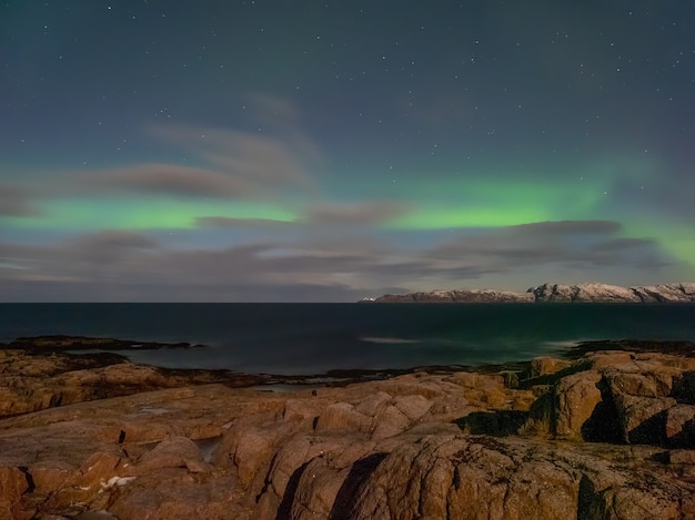 Abendpolare Landschaft mit der Aurora Borealis.