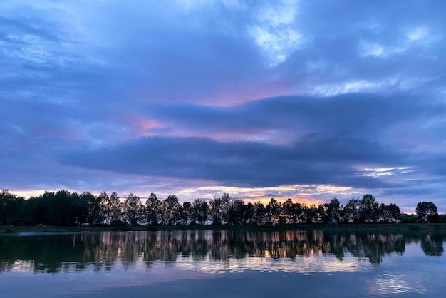 Abends bei Sonnenuntergang am See