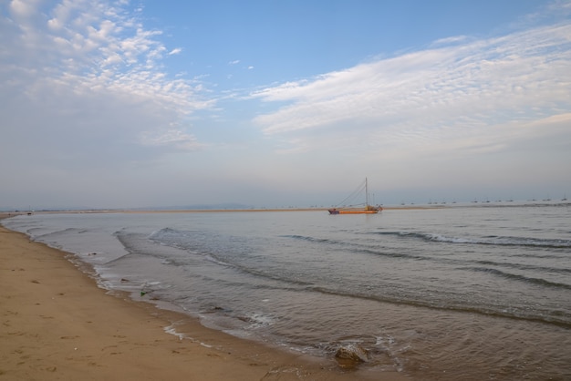 Abends gibt es Boote und Strände am Strand