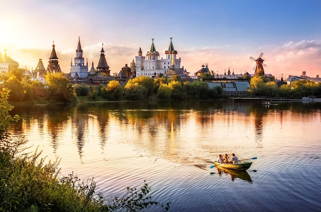 Abends im Izmailovsky Kreml in Moskau und im Teich ist ein Segelboot