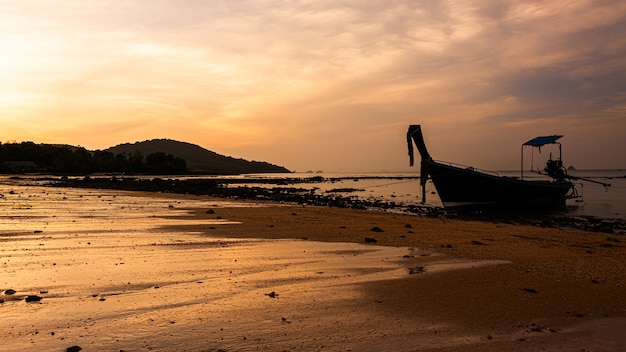 Abends kleines Fischerboot am Strand