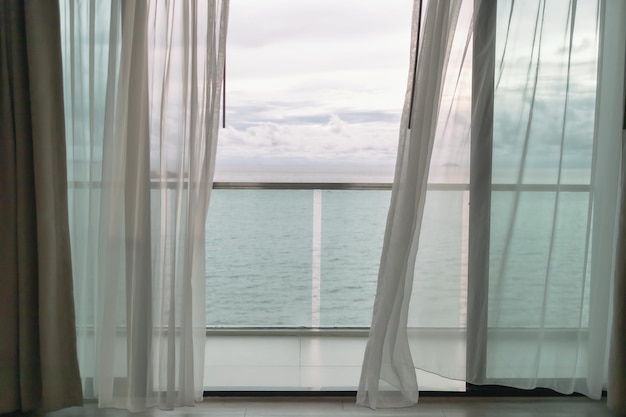 Abends Meerblick vom Hotelbalkon mit Vorhängen