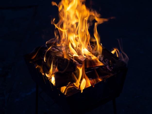 Abends offene Feuerflamme im Freien