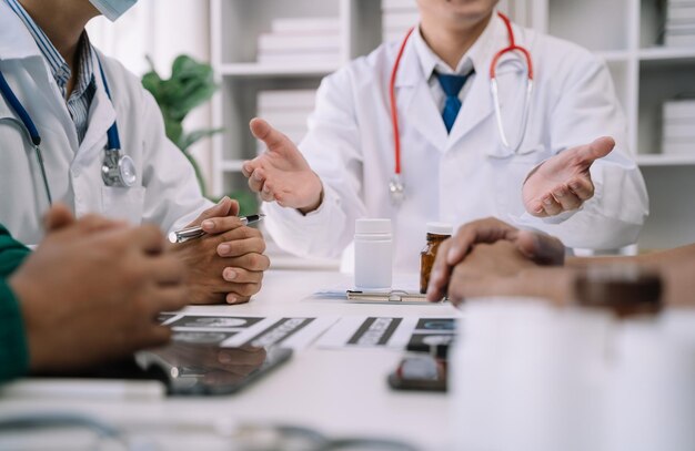 Abends studieren Apotheker oder Ärzte Informationen über Tabletten im Zimmer