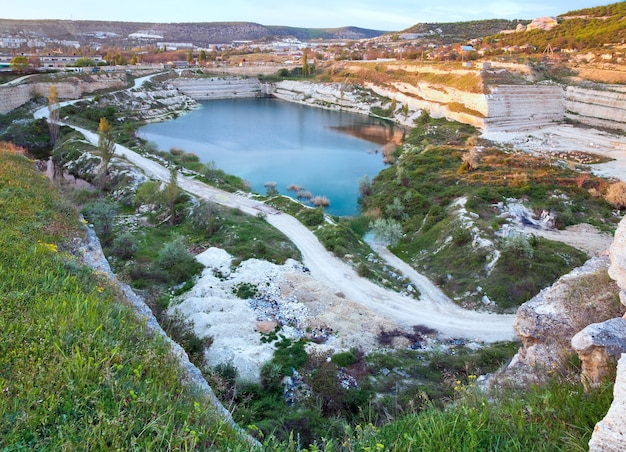 Abends verlassene halb überflutete Steinbrüche in der Nähe von Sewastopol Tovn (Krim, Ukraine)