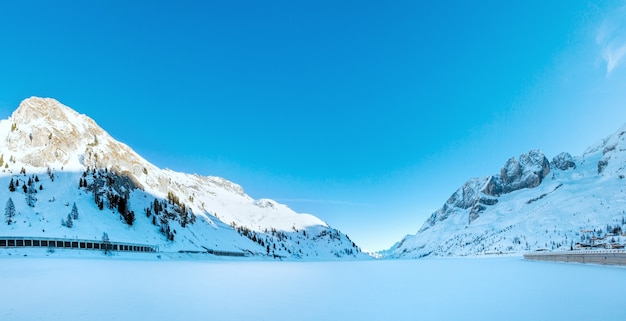 Abendschuppen auf Winterbergen nahe gefrorenem See Fedaia Trentino, Provinz Belluno, Italien.