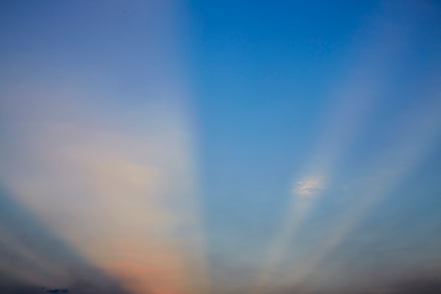 Abendsonnenaufgang Tropenhimmel Wolkenstrahl