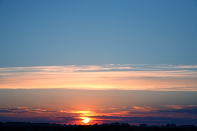 Abendsonnenuntergang mit lebhaften Wolken