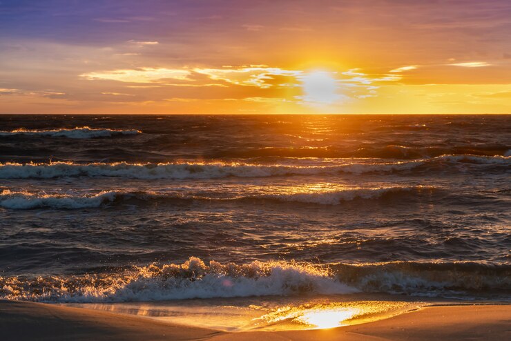 Abendsonnenuntergang über Ostsee in Lettland