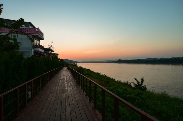 Abendspaziergang entlang des Mekong.