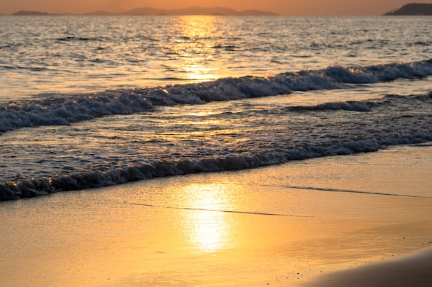 Abendstrand Mit Meereswellen.