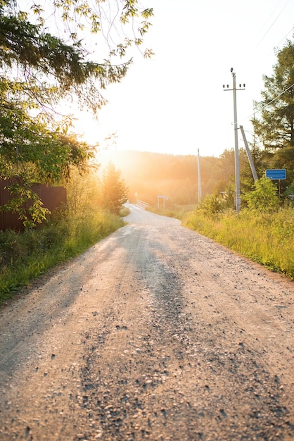 Abendstraße mit der untergehenden Sonne bei Sonnenuntergang