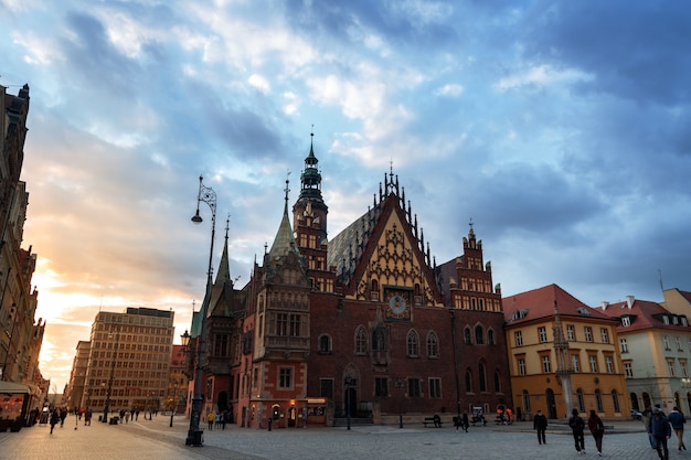 Abendstraßen der Stadt Breslau in Polen im Frühjahr bei Sonnenuntergang