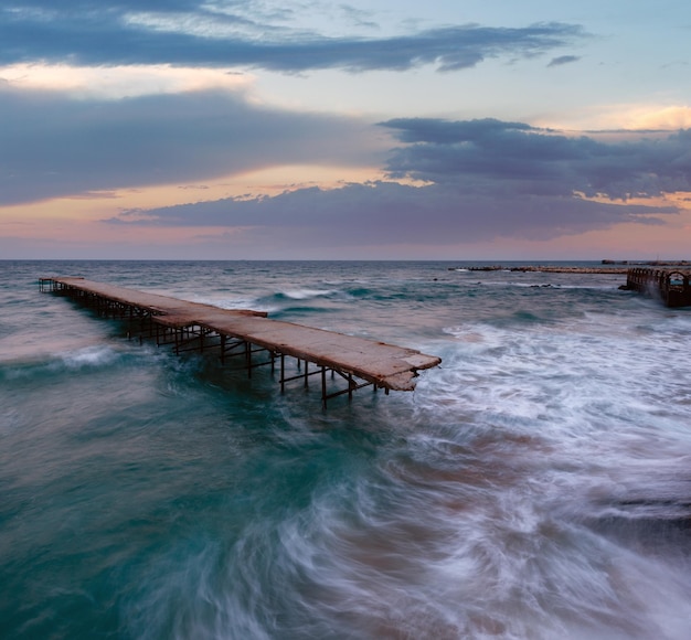 Abendsturm und zerstörter Pier am Schwarzen Meer in Bulgarien