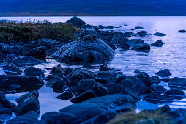 Abendszene mit Felsen im Wasser