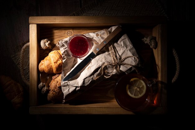 Abendtee und Croissants auf dem Tisch in der Küche