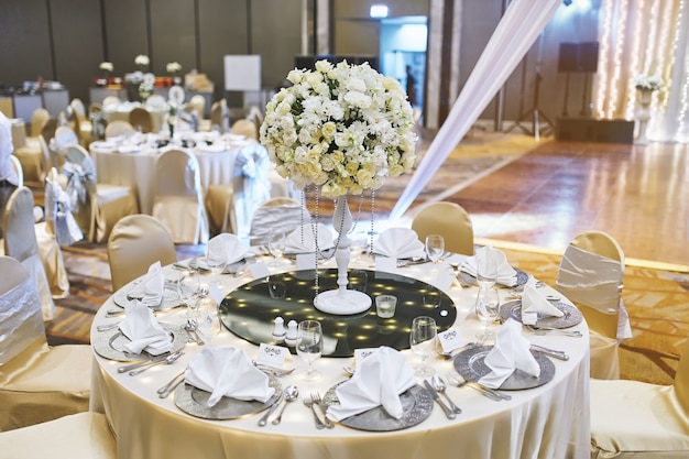 Abendtischanordnung mit langer Vase der Blumenblumenstraußdekoration