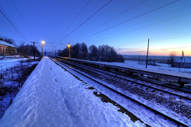 Abendwinterlandschaft der Eisenbahn