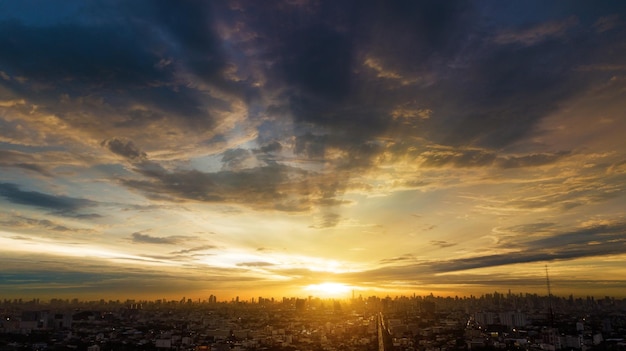 Abendwolkengebilde in der Stadt Bunter Sonnenuntergang