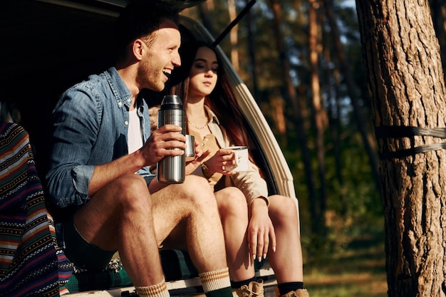 Abendzeit Junges Paar reist zusammen im Wald