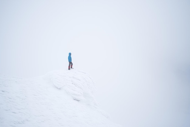 Abenteuer eines Touristen in den Winterbergen