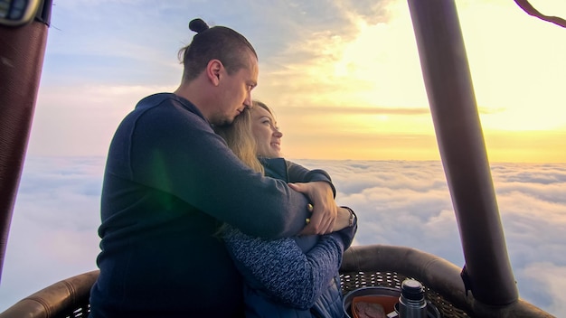 Abenteuer Liebespaar auf Heißluftballon Wassermelone Mann und Frau küssen sich umarmen sich lieben Brenner lenken Flamme in Umschlag Fliegen am blauen Morgenhimmel Glückliche Menschen nehmen Selfie im Heißluftballon