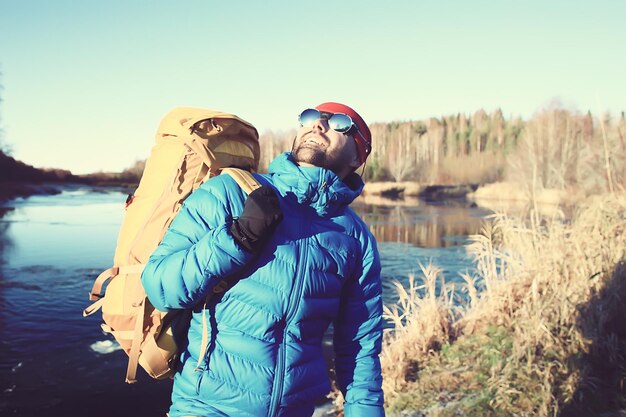 Abenteuer Wintertrekking / Mann vor der Kulisse einer wunderschönen Winterlandschaft, Wanderung im Winter Europa. Naturfreiheitskonzept