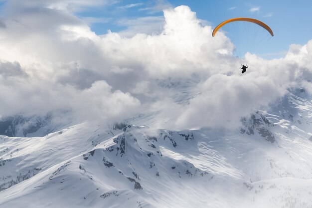 Abenteuer Zusammengesetztes Bild des Gleitschirmfliegens hoch oben in den Rocky Mountains