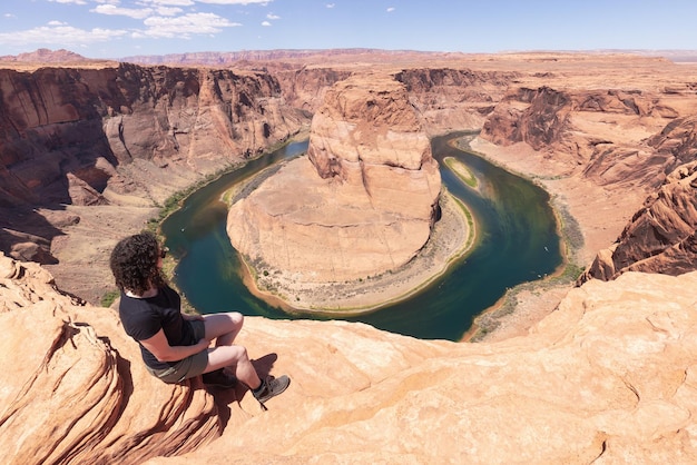 Abenteuerliche kaukasische Frau am Horseshoe Bend in Seite Arizona Vereinigte Staaten