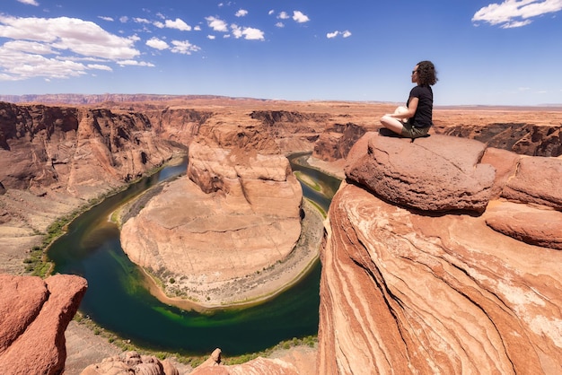 Abenteuerliche kaukasische Frau am Horseshoe Bend in Seite Arizona Vereinigte Staaten