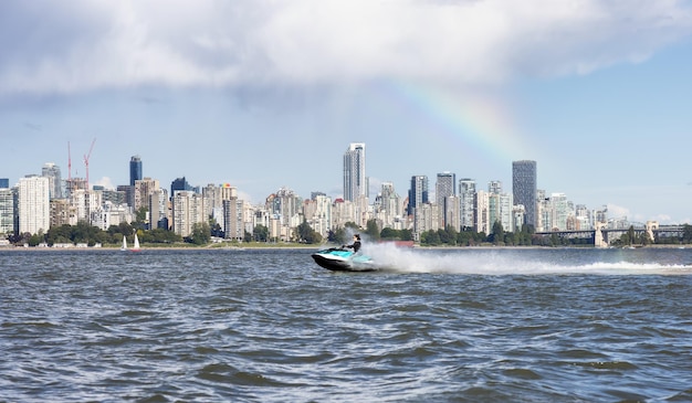 Abenteuerliche kaukasische Frau auf Seadoo, die im Ozean reitet