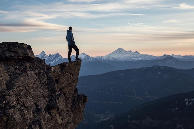 Abenteuerlicher Mann oben auf dem Berg