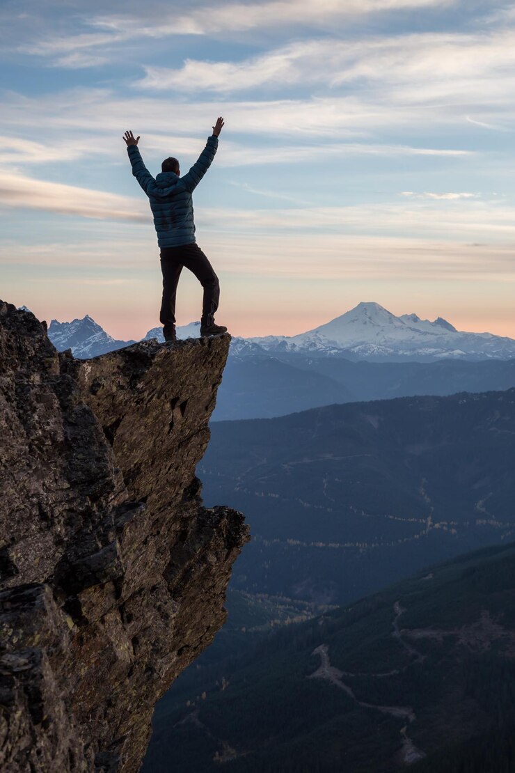 Foto abenteuerlicher mann oben auf dem berg