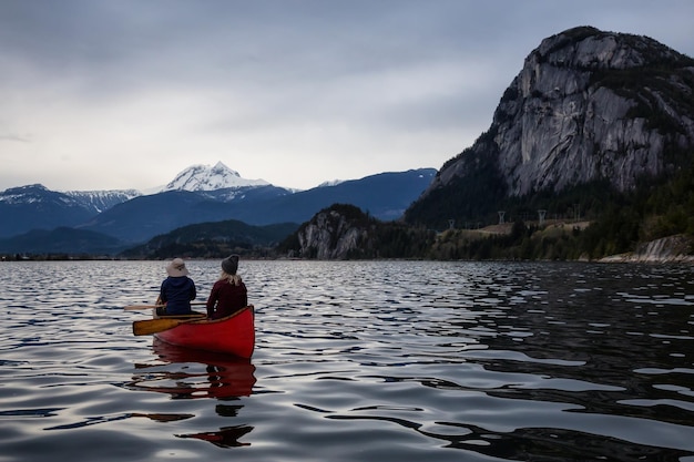 Abenteuerlustige auf einem Kanu genießen die kanadische Berglandschaft